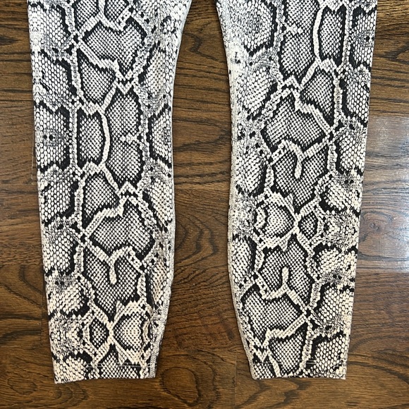 Yarley Snakeskin Print Leggings Size Medium - Picture 4 of 4